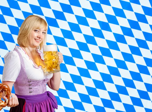 Hermosa mujer con taza de cerveza en azul-blanco — Foto de Stock