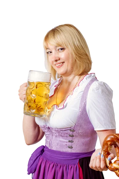 Güzel bir kadınla bir bira bardağı ve simit — Stok fotoğraf