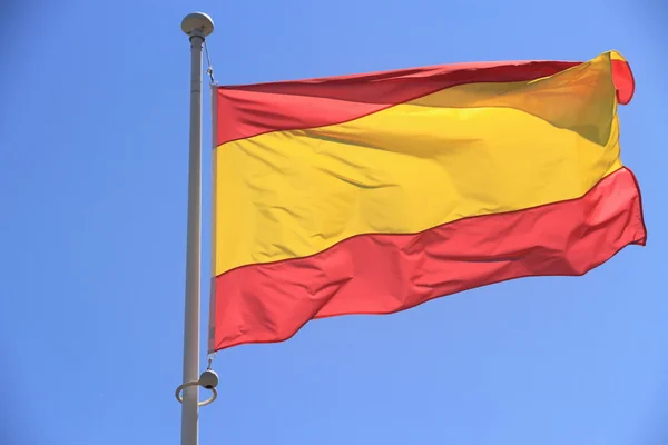 İspanya bayrağı kat mavi gökyüzü için olmadan — Stok fotoğraf