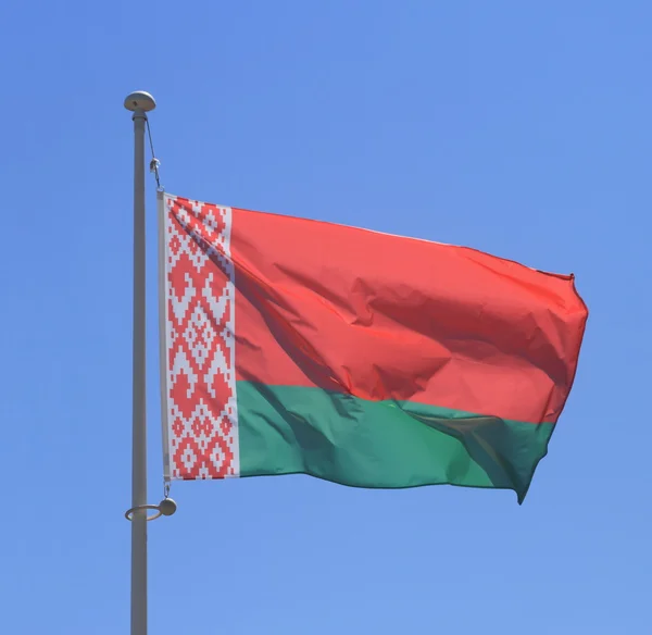 Drapeau du Belarus sur ciel bleu — Photo