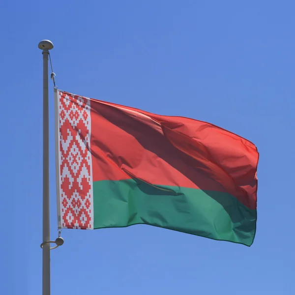 Drapeau du Belarus sur ciel bleu — Photo