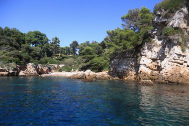 Akdeniz deniz, antibes defne üzerinde kayalık sahil şeridi