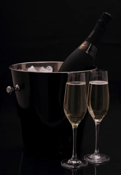 Láhev šampaňského v kbelíku, dvě sklenice — Stock fotografie