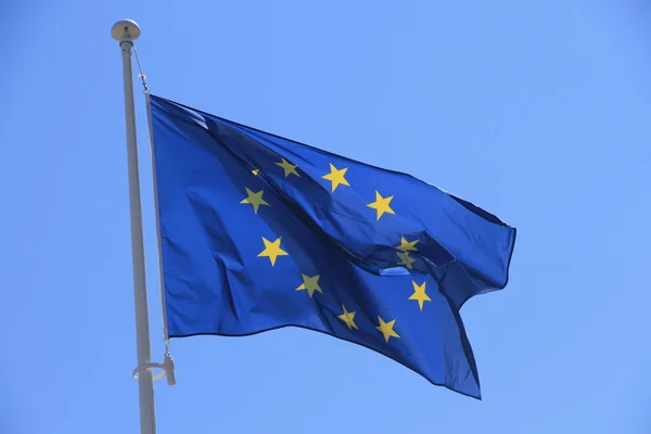 Bandeira europeia com doze estrelas amarelas no céu azul — Fotografia de Stock