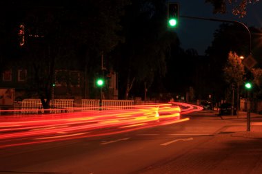 Alman gece şehir yeşil trafik ışığı ile sokak