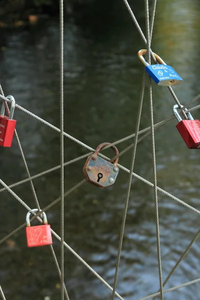 ロープの橋の古いロック — ストック写真