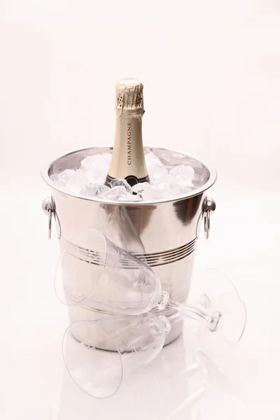 Garrafa de champanhe no refrigerador e dois copos de champanhe — Fotografia de Stock