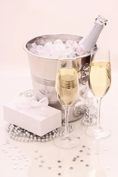 Due bicchieri di champagne, regalo, ghiaccio, refrigeratore — Foto Stock