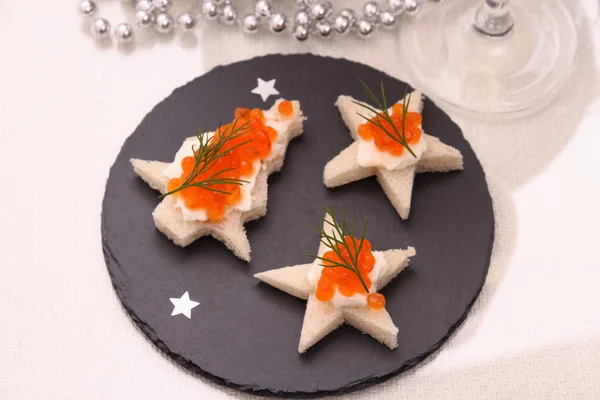 Star bread with red caviar, Champagne, card — Stock Photo, Image
