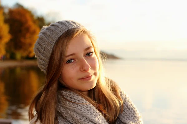 Красивая девушка осенью у озера — стоковое фото