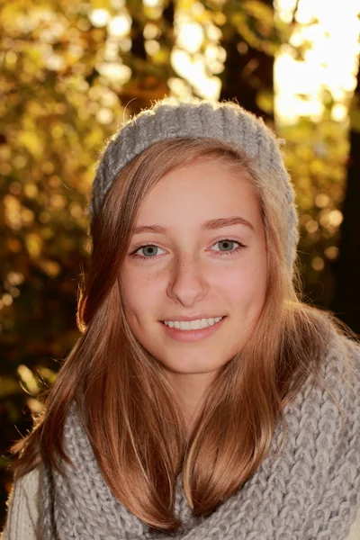 Menina bonito na floresta de outono como um retrato — Fotografia de Stock