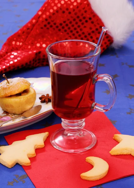 Mulled wine with cookies and baked apple — Stock Photo, Image