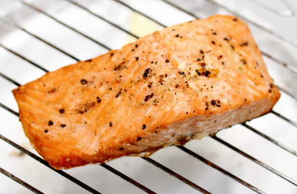 Grilled salmon fillet on grill, soft focus — Stock Photo, Image