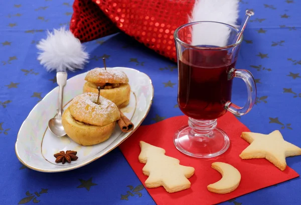 Glühwein mit Plätzchen und Bratapfel — Stockfoto