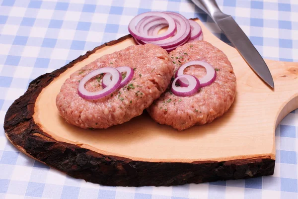 Dua hamburger di papan potong kayu — Stok Foto