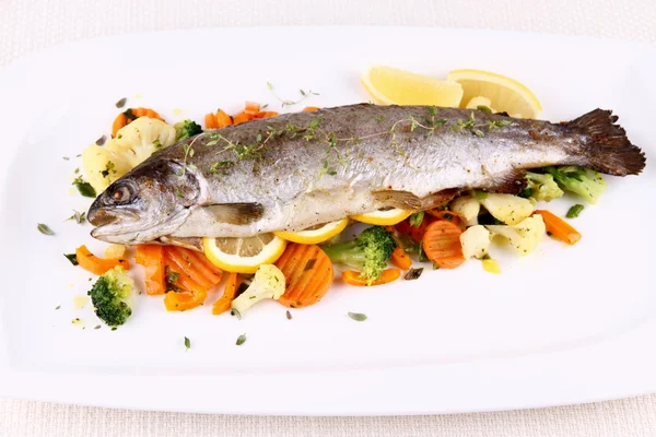 Grilled whole trout with vegetables and lemon — Stock Photo, Image