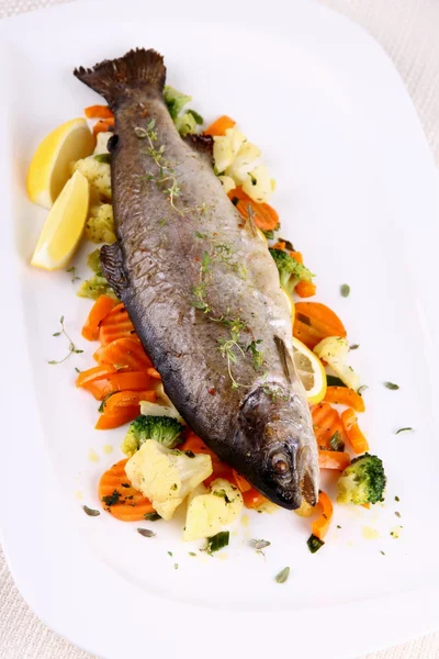 Grilled whole trout with vegetables and lemon — Stock Photo, Image