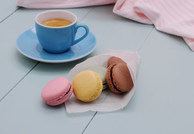 Aydınger kağıdı kornet macarons ve mavi Espresso fincan
