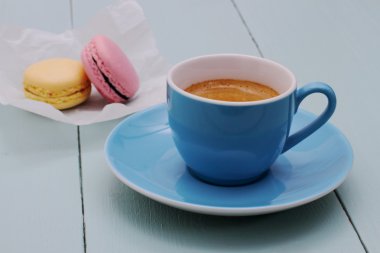 Mavi Espresso fincan ve iki macarons bisküvi