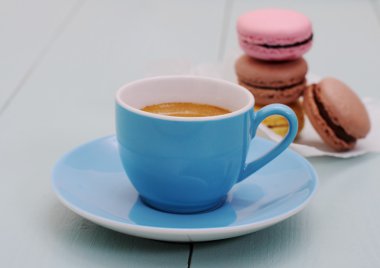 Mavi Espresso fincan ve macarons bisküvi yığını