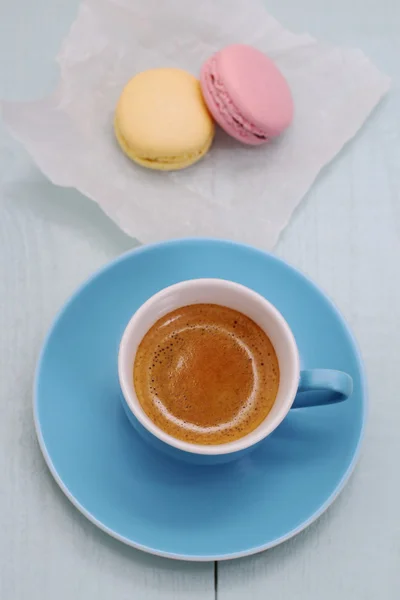 Blaue Espressotasse und zwei Macarons-Keks — Stockfoto