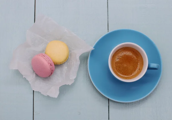 Blaue Espressotasse und zwei Macarons — Stockfoto