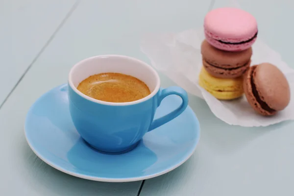 Kék eszpresszó csésze és halom macarons keksz — Stock Fotó