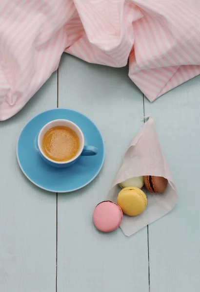 Macaron in cornetta di carta di supporto e tazzina Espresso blu — Foto Stock