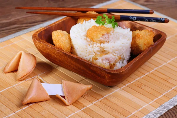 Rijst met kippenvlees en fortune cookie — Stockfoto