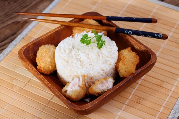 Rýže s kuřecím masem na bambusové rohoži — Stock fotografie