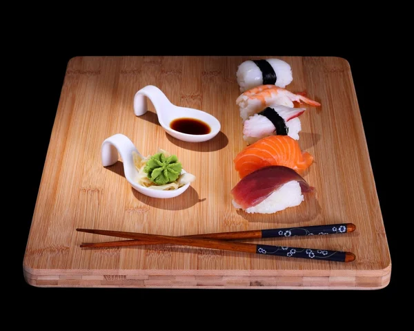 Cinque specie di sushi di pesce su tavola di bambù — Foto Stock