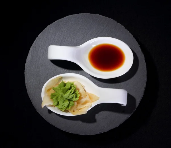 Wasabi et sauce soja comme symbole yin et yang — Photo