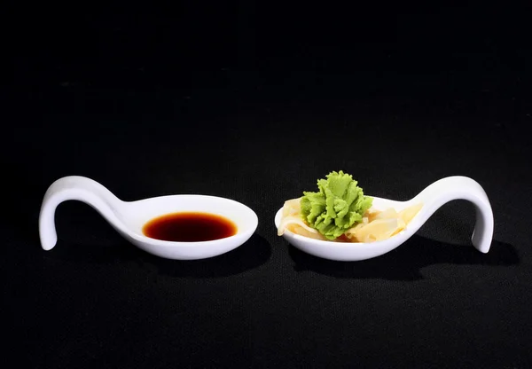 Wasabi en soja saus op zwarte achtergrond — Stockfoto