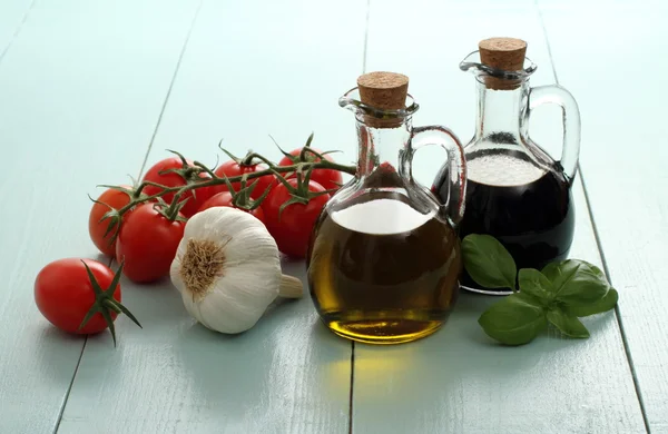 Olijfolie en azijn in vintage flessen op houten tafel — Stockfoto