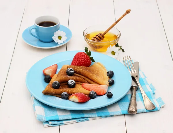 Pfannkuchen mit frischen Erdbeeren, Blaubeeren, Kaffee und Honig — Stockfoto