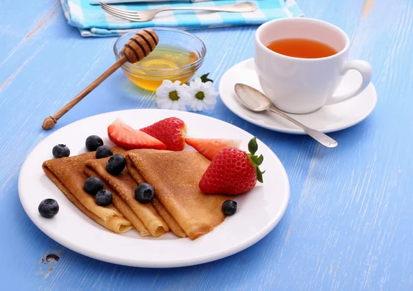 Stapel pannenkoeken, verse aardbeien blueberry, honing — Stockfoto