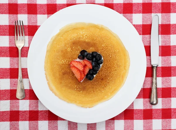 Panqueques corazón con fresa fresca, arándanos — Foto de Stock