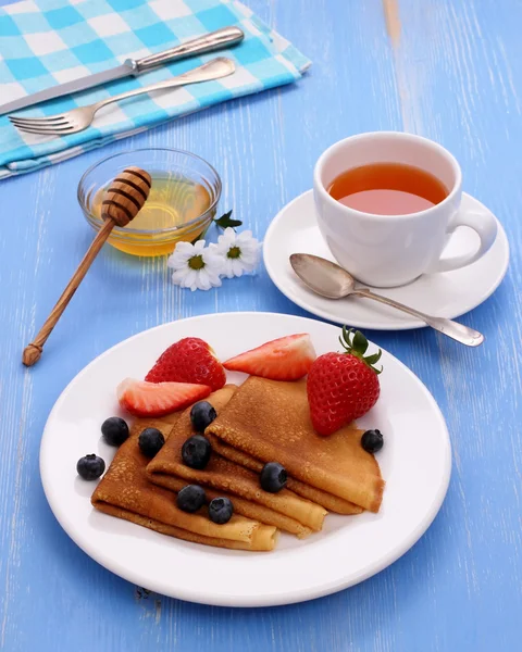 Stapel pannenkoeken, verse aardbeien blueberry, honing — Stockfoto