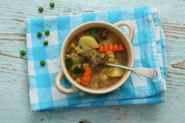 Жовтий гороховий суп, картопля і тушковане м'ясо — стокове фото