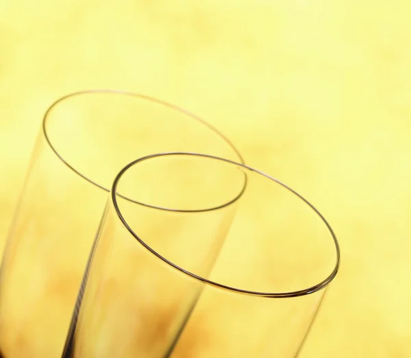 Dvě skleničky jako symbol snubní prsteny — Stock fotografie