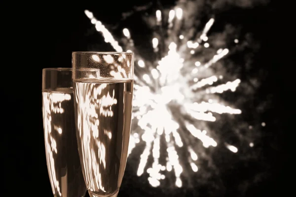Dos copas de champán por la noche fuegos artificiales —  Fotos de Stock