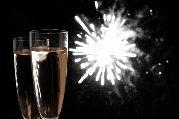 İki şampanya bardağı, gece havai fişek — Stok fotoğraf