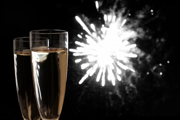 Due bicchieri di champagne di notte fuochi d'artificio — Foto Stock