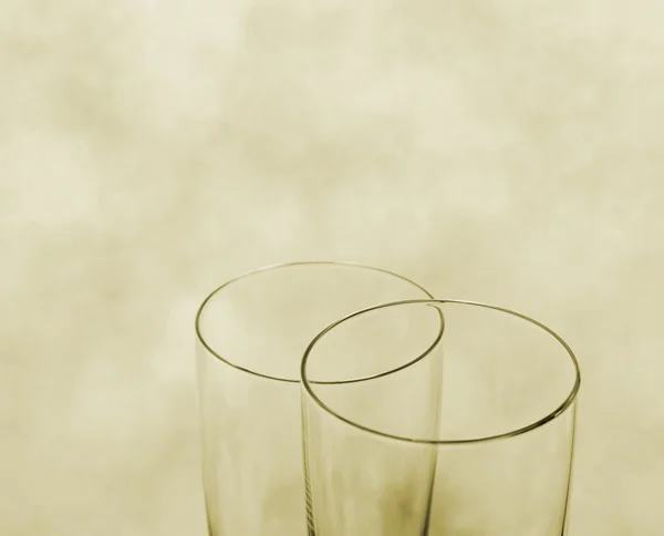 Dvě skleničky jako svatební symbol — Stock fotografie
