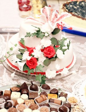 Vintage tarzı çiçeklerle muhteşem kek