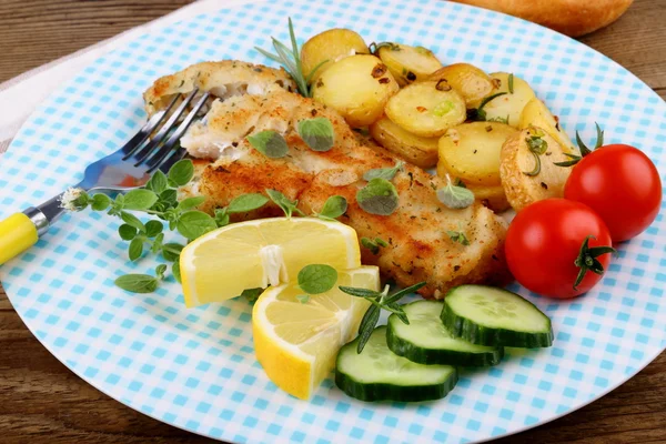 Rosemary potatoes with fried fish fillet and vegetables — Stock Photo, Image