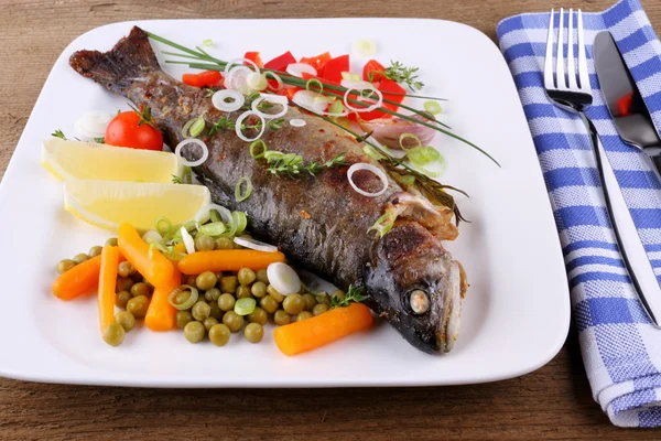 与美味蔬菜烤的鳟鱼 — 图库照片