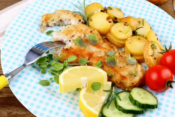 Rosemary potatoes with fried fish fillet — Stock Photo, Image