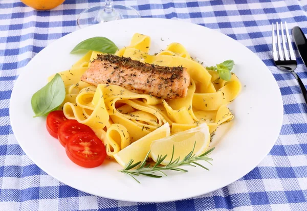 Salmon fillet on tagliatelle, herbs, lemon — Stock Photo, Image