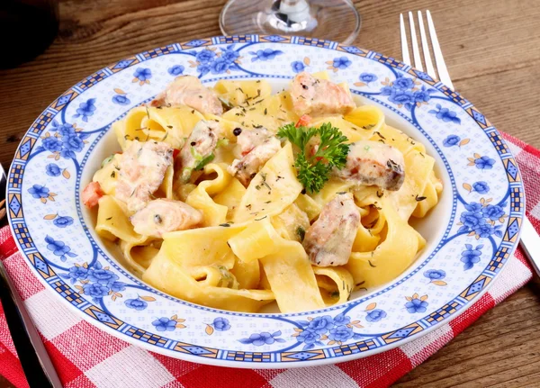 Zalm visfilet met tagliatelle noodle, crème saus — Stockfoto